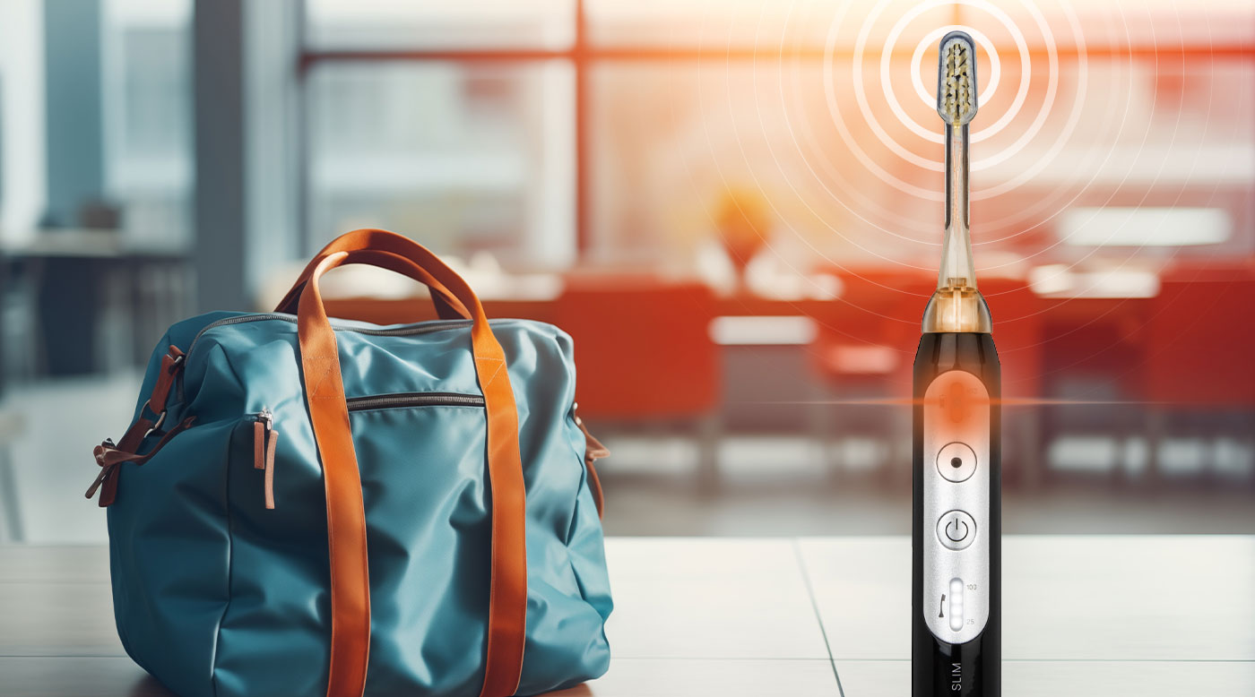 emmi-dent Slim neben Reisetasche am Flughafen